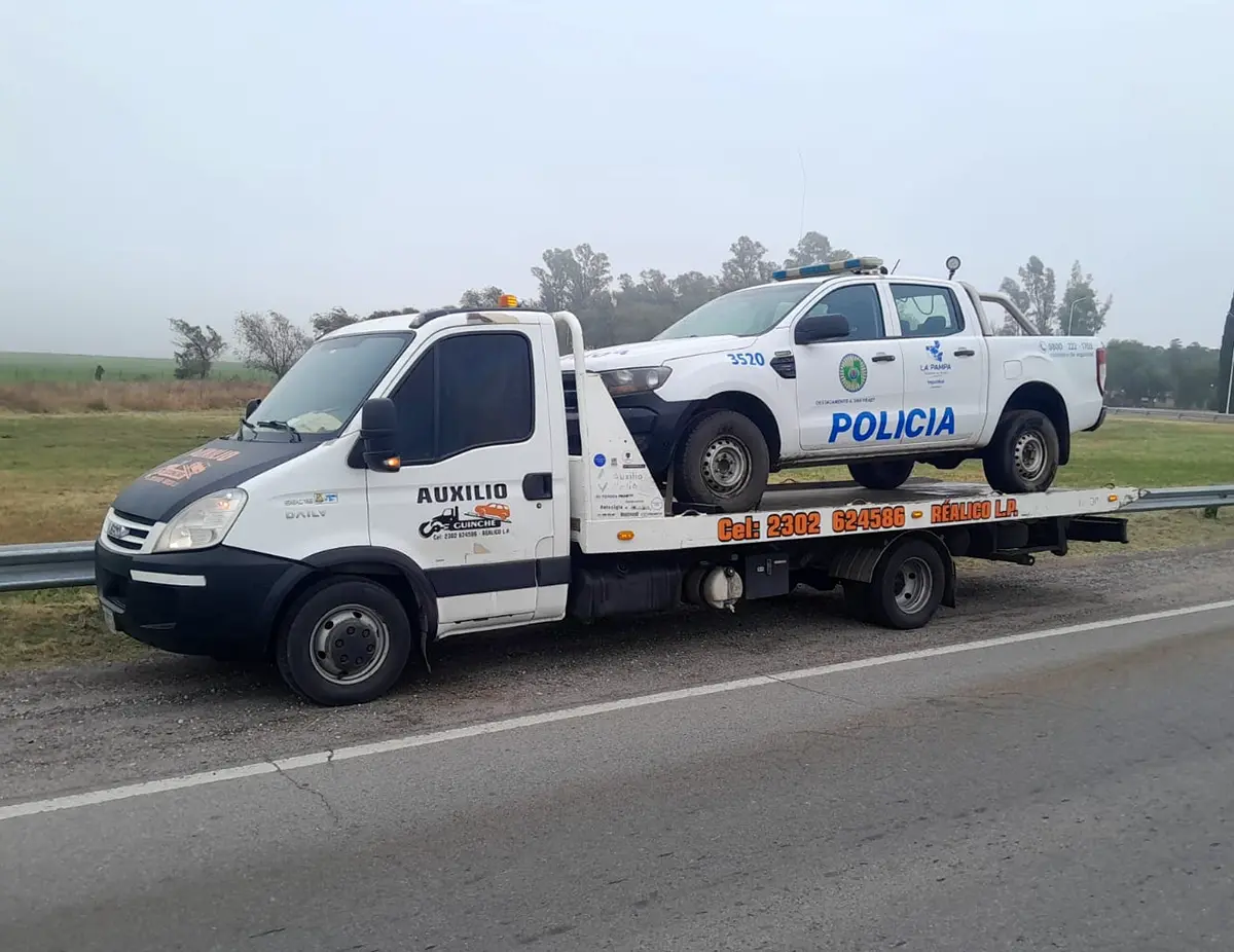 Camilla Guinche trasladando una pickup de la Policía de La Pampa