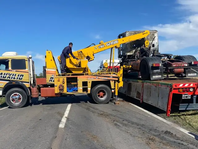 Guinche pesado asistiendo un camión de carga en ruta