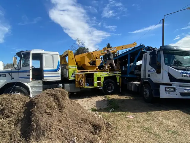 Unidades de grúa y remolque trabajando junto a camiones