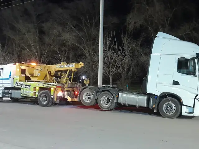 Auxilio nocturno de un camión de larga distancia