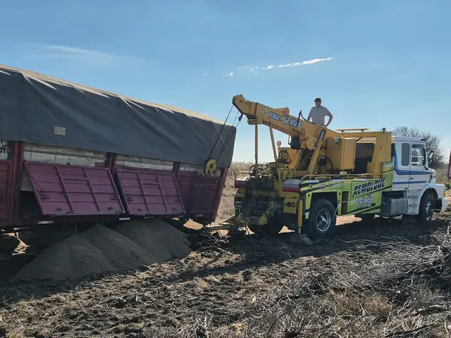 Equipo de auxilio pesado trabajando fuera de la calzada