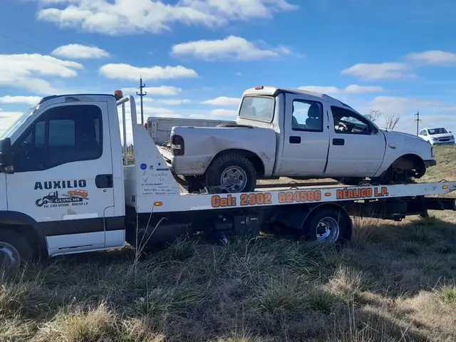 Auxilio de pickup sobre una ruta de La Pampa