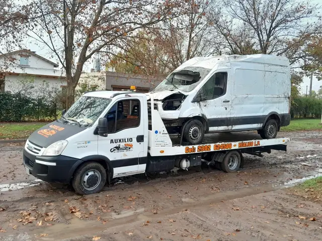 Traslado de furgón blanco en camilla