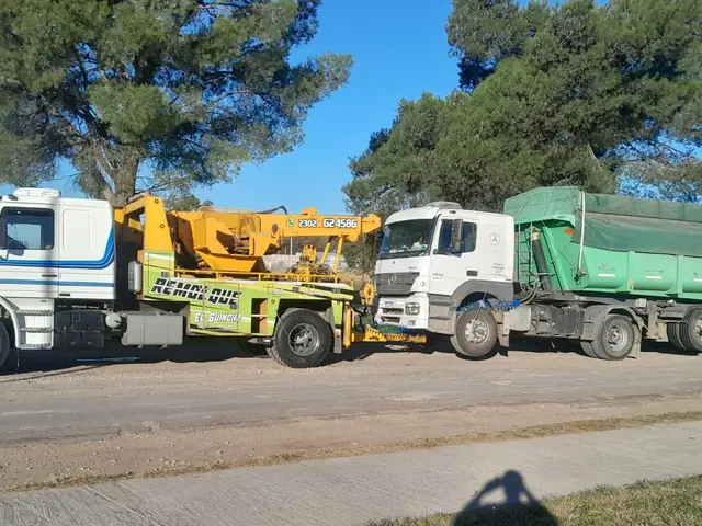Equipo de grúa asistiendo transporte pesado
