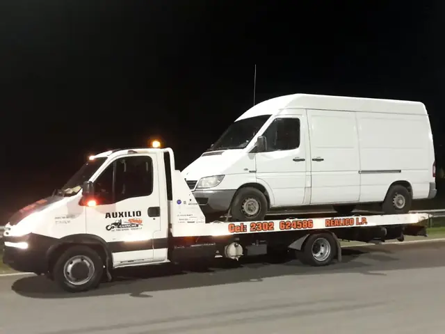 Traslado nocturno de utilitario en plataforma