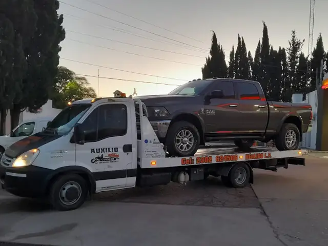 Pickup transportada al atardecer por Guinche