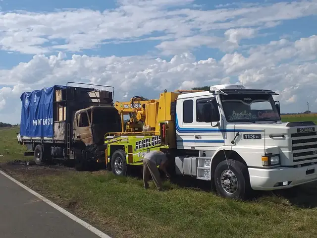 Camión de auxilio pesado preparado junto a la banquina