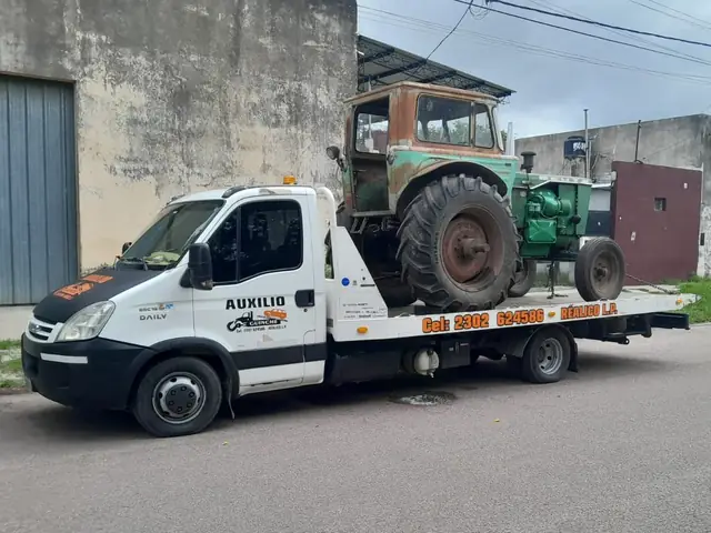 Traslado de tractor agrícola sobre camilla