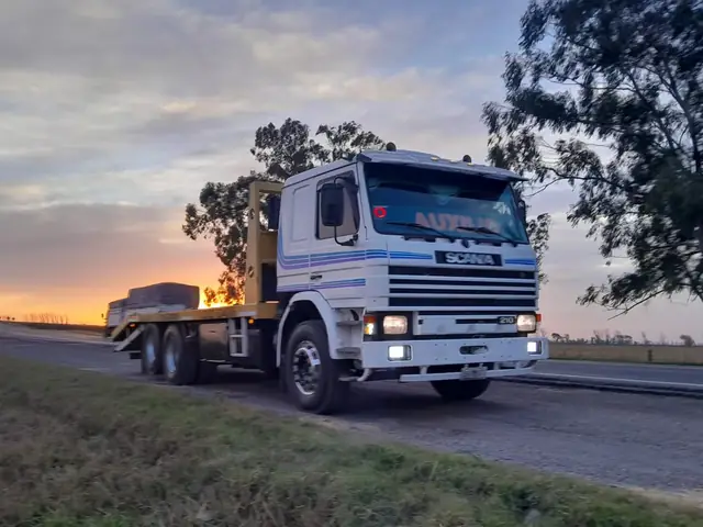 Camión Guinche de auxilio pesado al atardecer