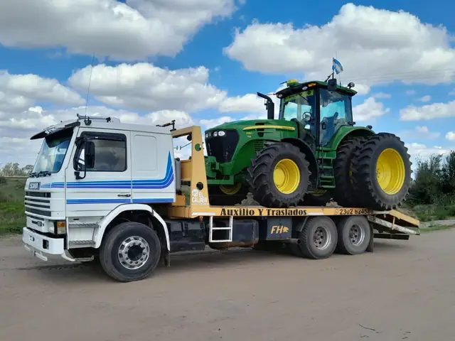 Traslado de tractor con equipo pesado