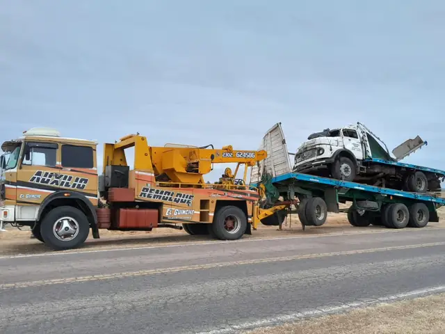 Traslado de camión volcador con equipo pesado