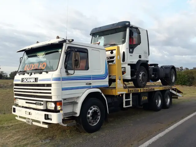Traslado de cabina de camión con grúa pesada