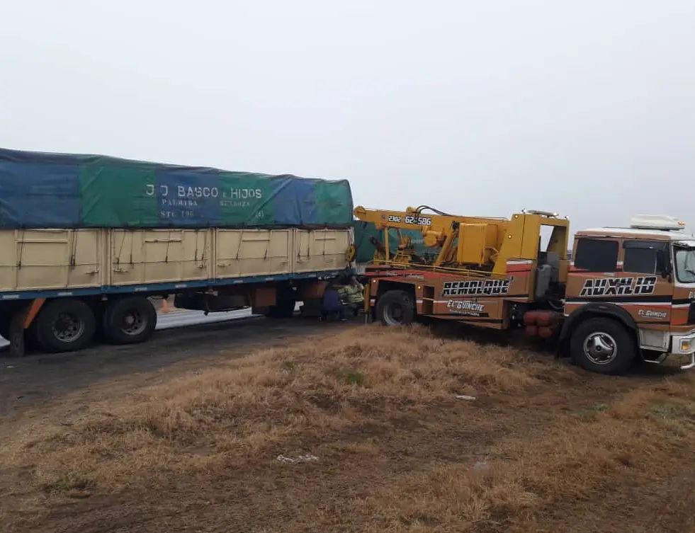 Equipo Guinche trabajando junto a un camión de carga