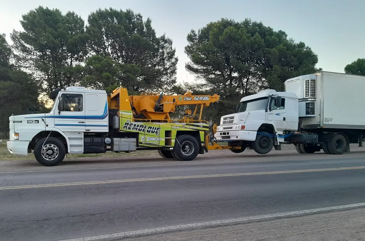 Guinche pesado de Realicó junto a un camión en ruta