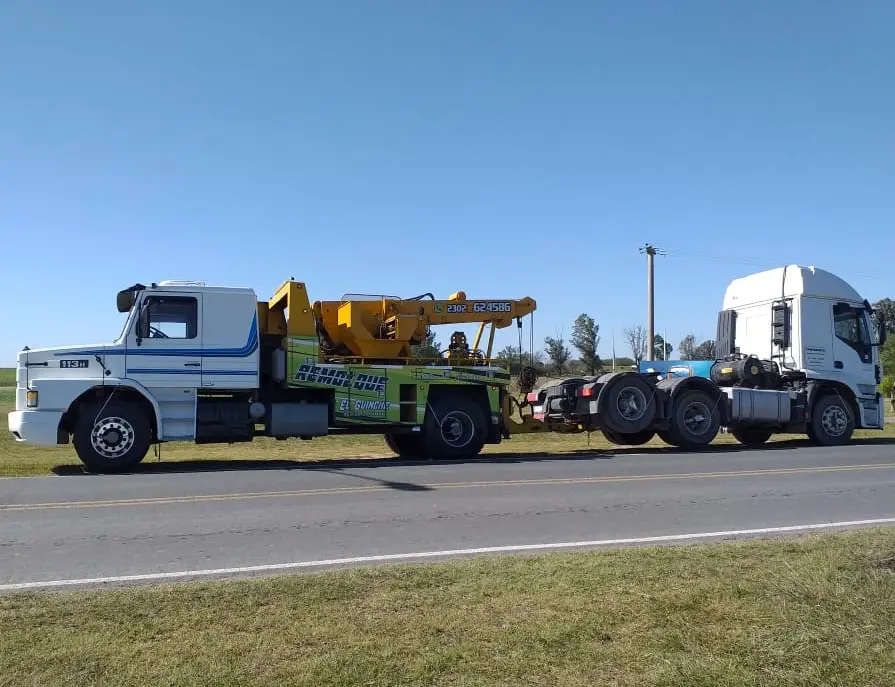 Guinche pesado asistiendo un camión sobre la ruta