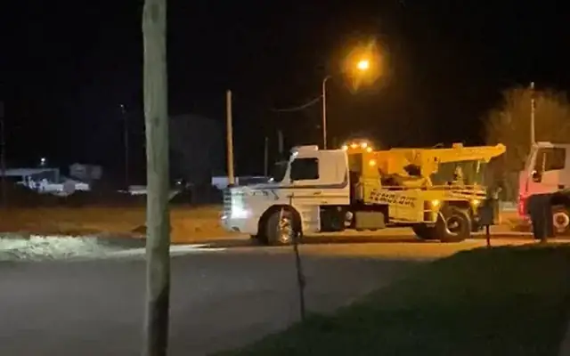 Video de auxilio nocturno de un camión en ruta