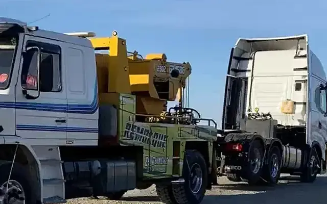 Video de auxilio y remolque de un camión con guinche pesado