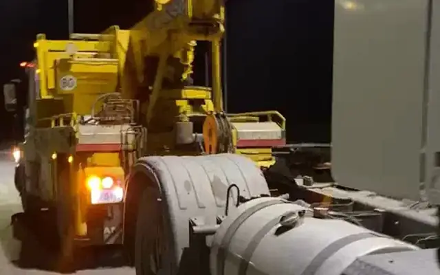 Video de maniobra nocturna con guinche pesado