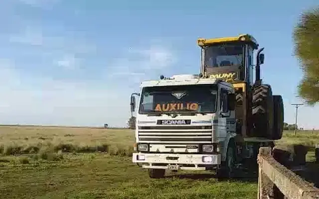Video de camión Guinche trasladando maquinaria agrícola